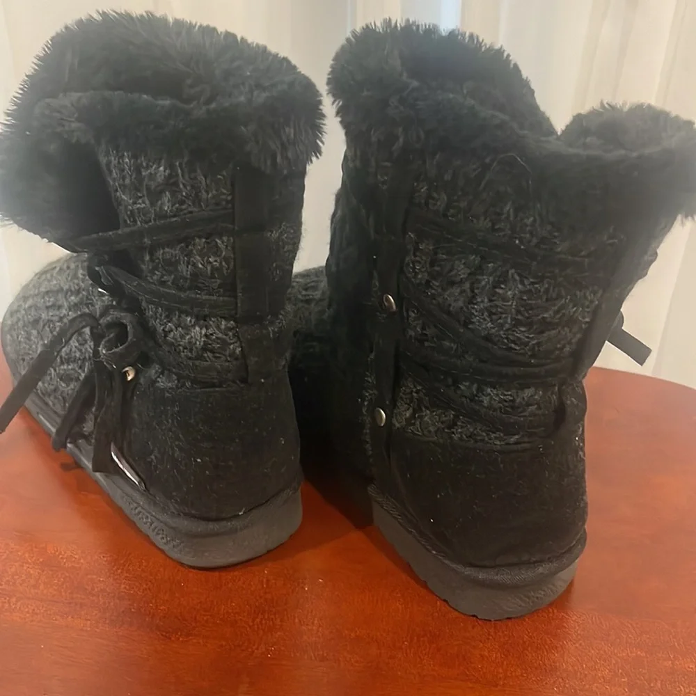 Black/Grey Chenille Short Muk Luks Sweater Boots, size 9